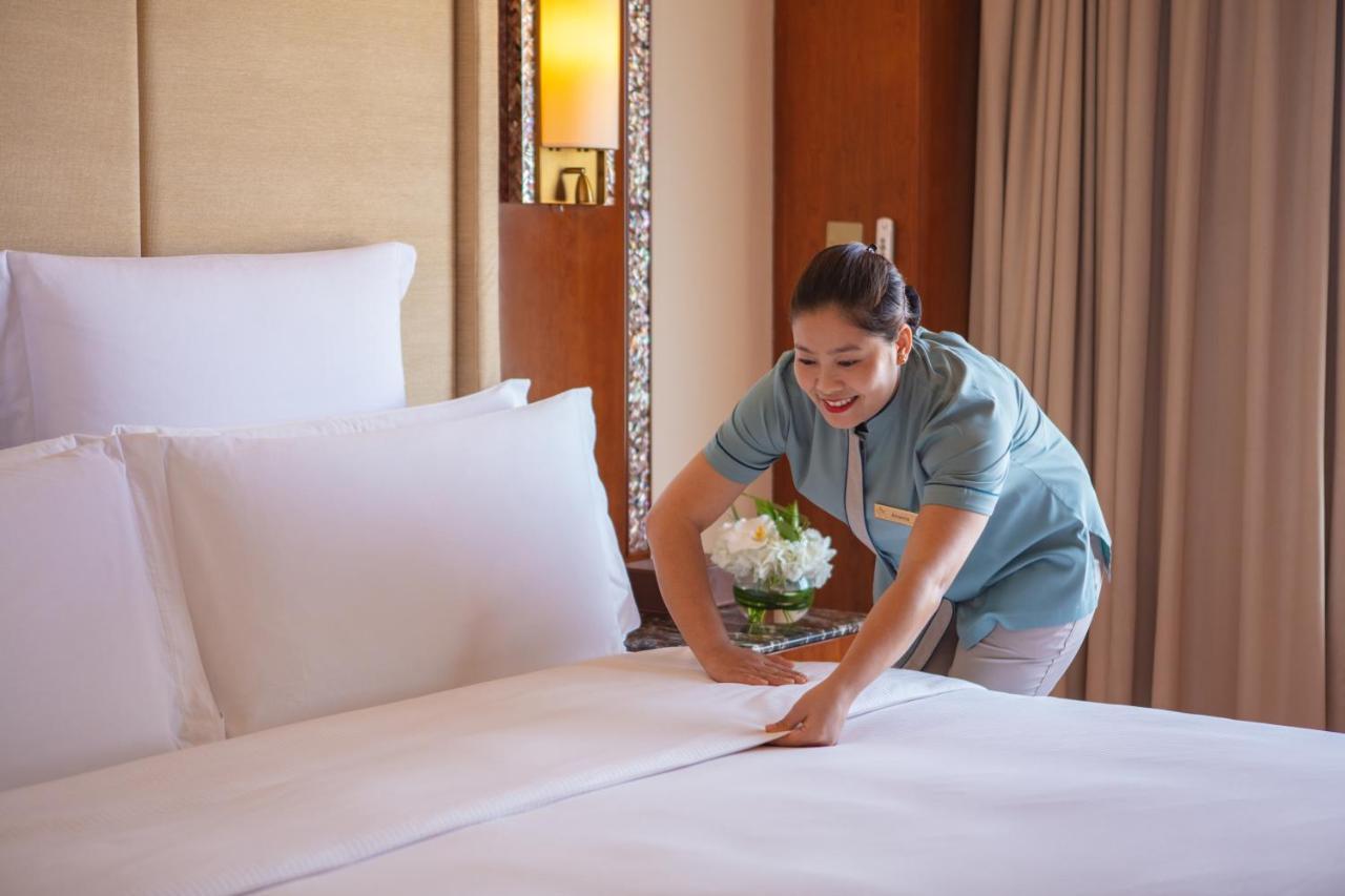 Jumeirah Messilah Beach Kuwait Кувейт Экстерьер фото A chambermaid making a bed