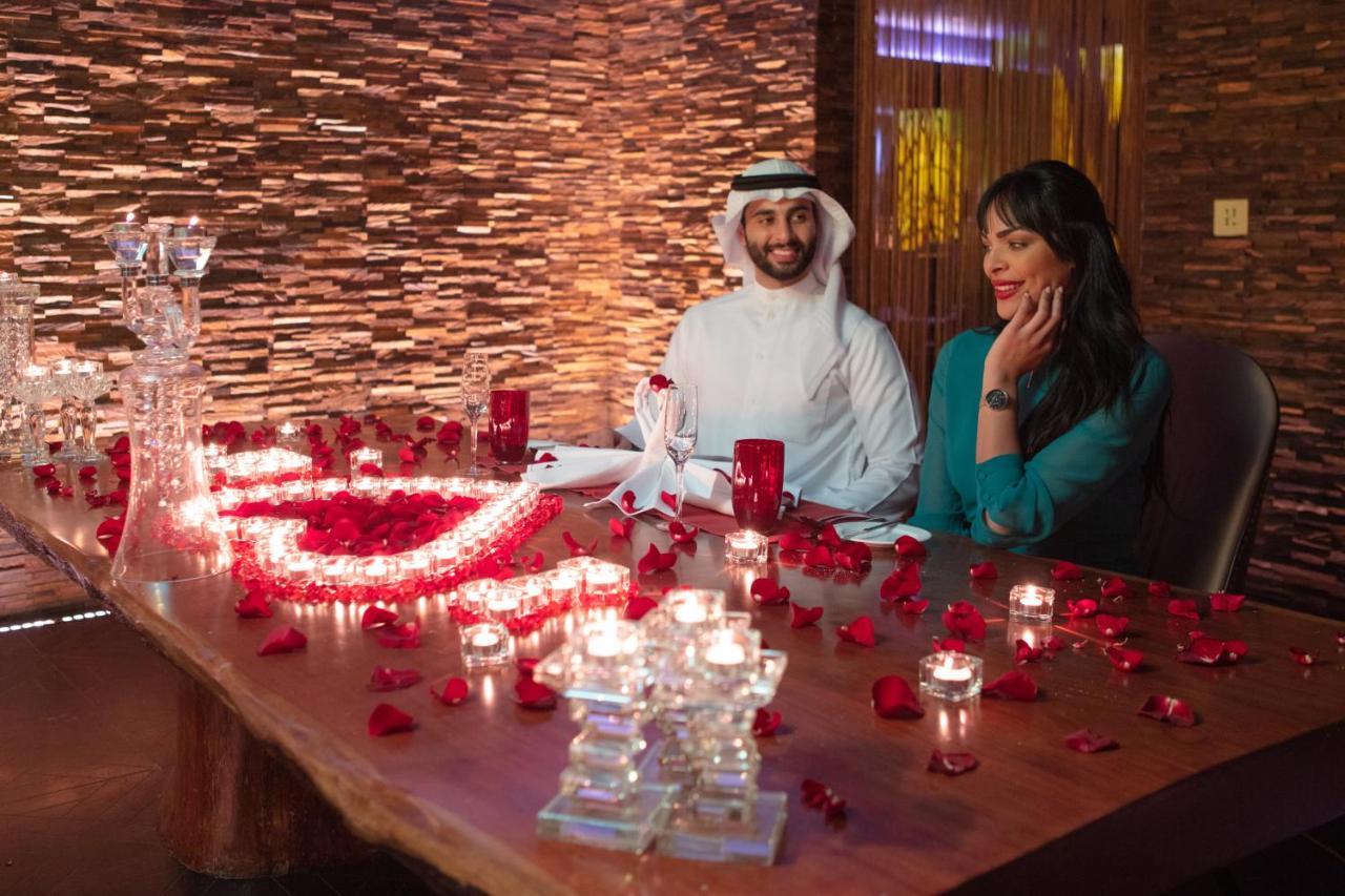 Jumeirah Messilah Beach Kuwait Кувейт Экстерьер фото A couple at a restaurant in Dubai