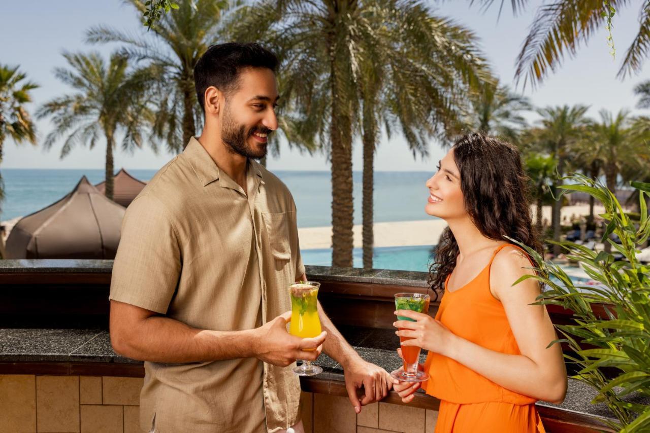 Jumeirah Messilah Beach Kuwait Кувейт Экстерьер фото A couple at Jumeirah Beach Hotel