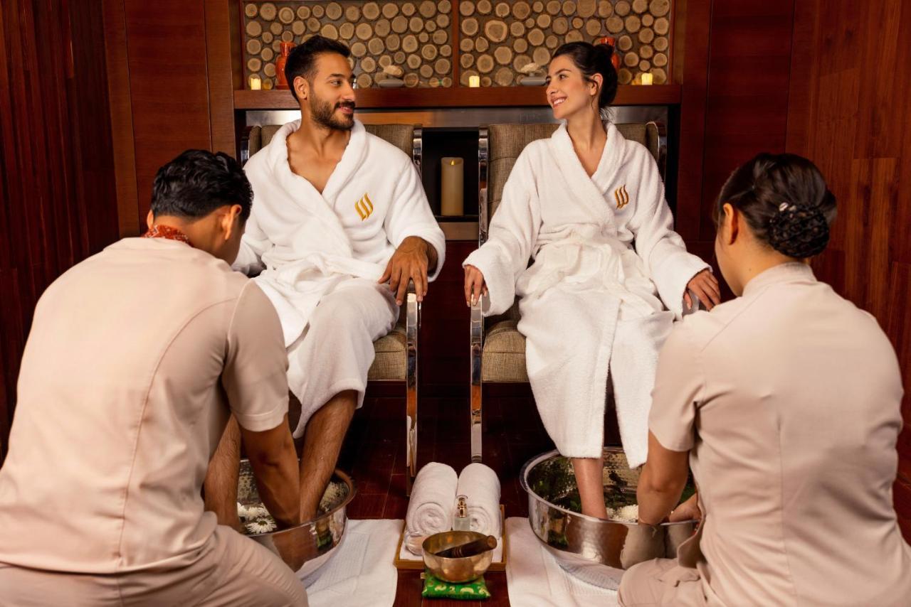 Jumeirah Messilah Beach Kuwait Кувейт Экстерьер фото A couple receiving a spa treatment