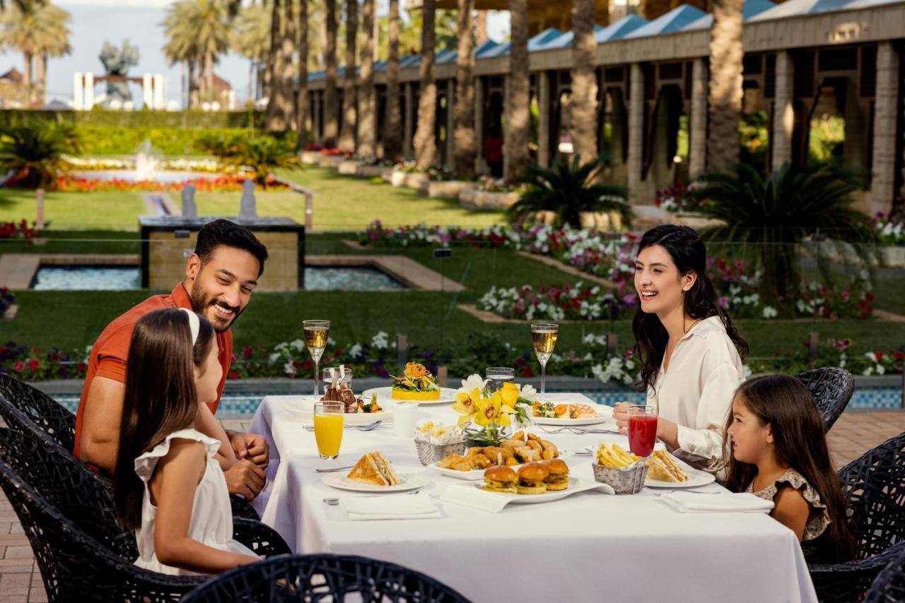 Jumeirah Messilah Beach Kuwait Кувейт Экстерьер фото Family dining at the resort