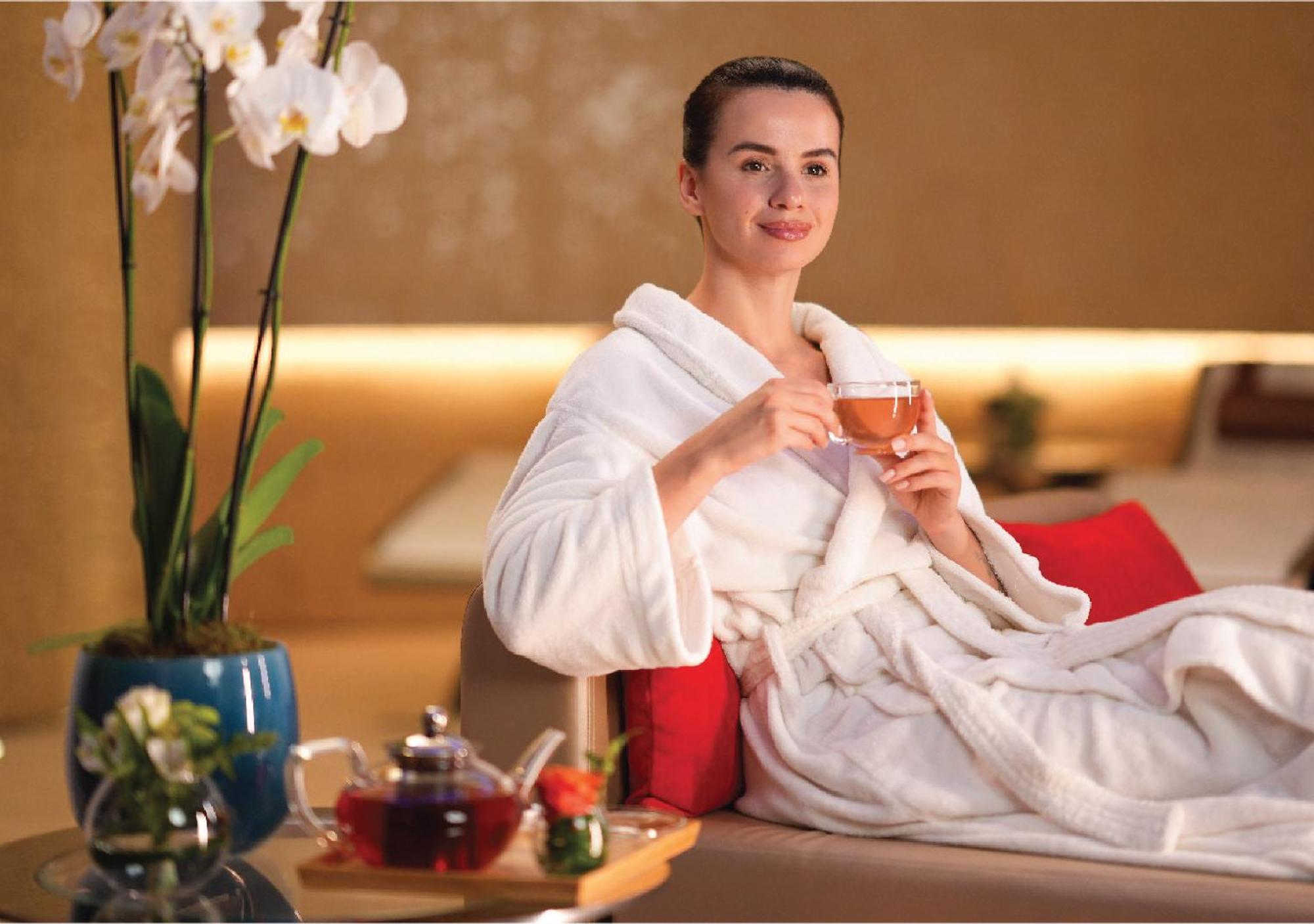 Jumeirah Messilah Beach Kuwait Кувейт Экстерьер фото A woman wearing a bathrobe