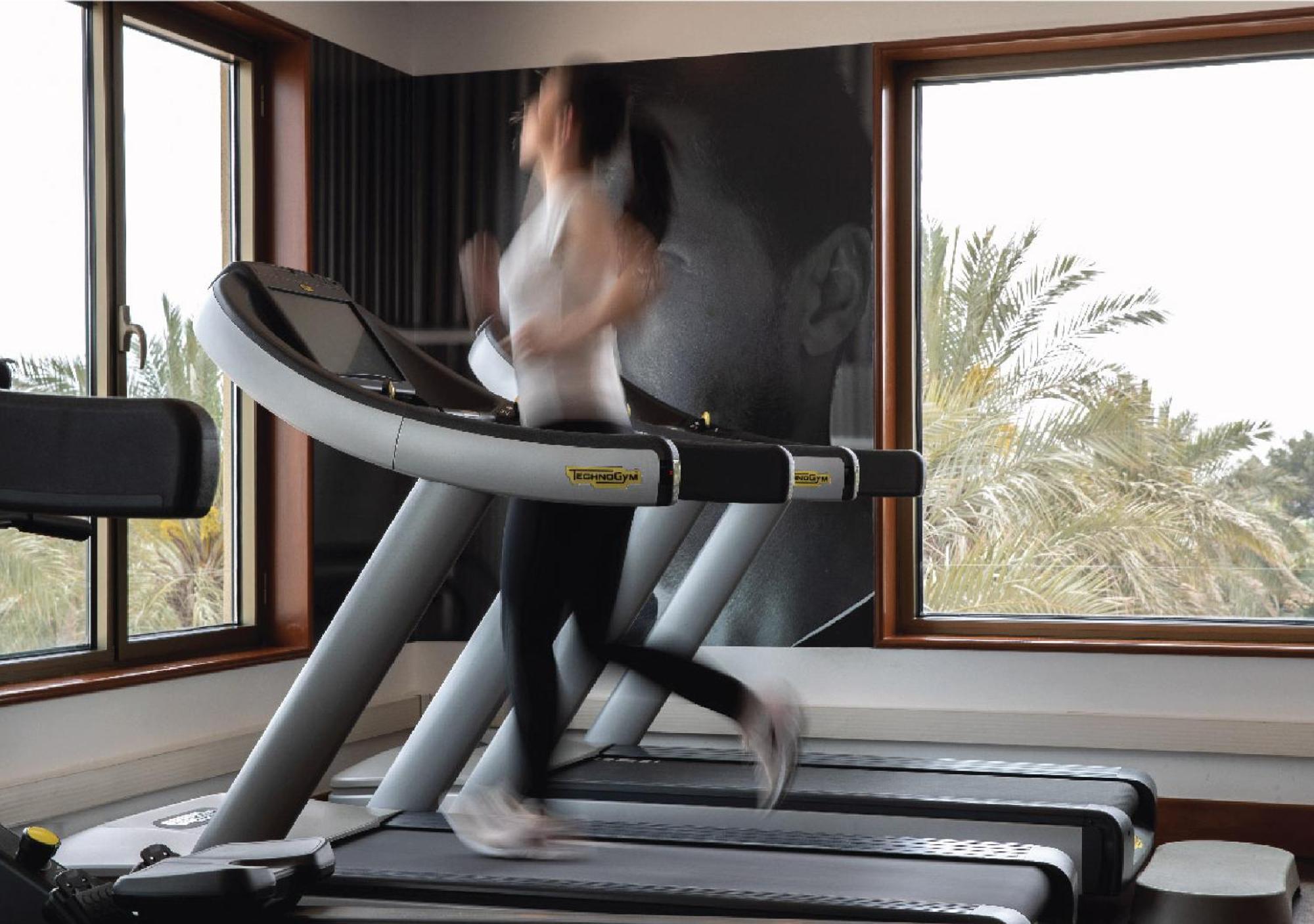 Jumeirah Messilah Beach Kuwait Кувейт Экстерьер фото A treadmill in use