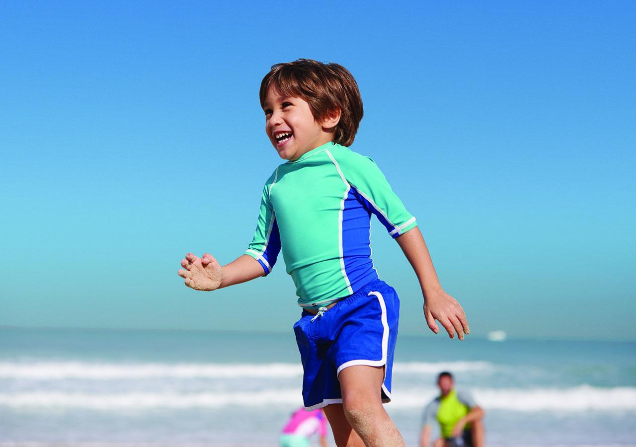 Jumeirah Messilah Beach Kuwait Кувейт Экстерьер фото A child wearing a rash vest